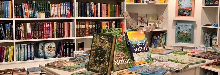 Bücher für Groß & Klein Neben Kinder- und Jugendbüchern bieten wir auch verschiedene Spiele und Geschenkideen.